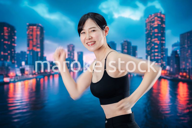 体力維持のために夜にランニングをする女性