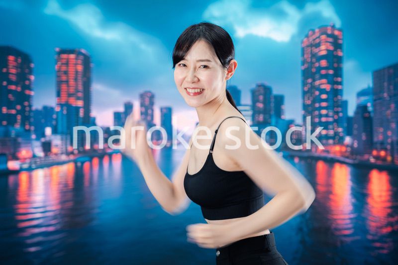 体力維持のために夜にランニングをする女性