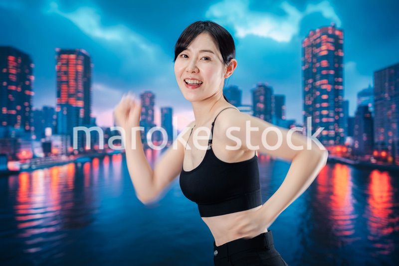 体力維持のために夜にランニングをする女性