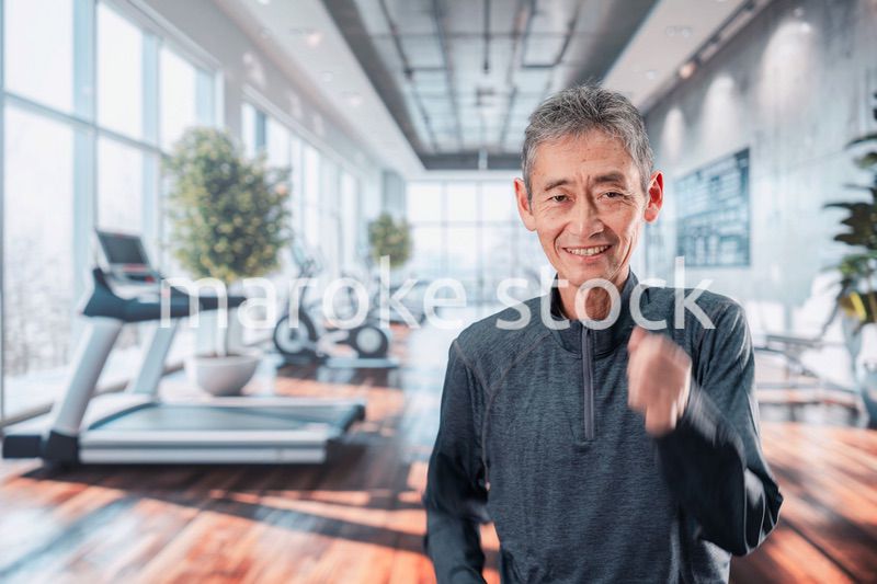 スポーツジムで運動をするシニアの男性