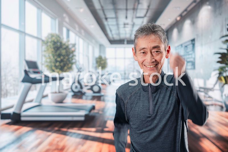 スポーツジムで運動をするシニアの男性