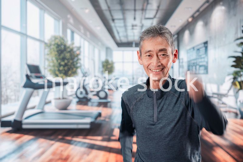 スポーツジムで運動をするシニアの男性