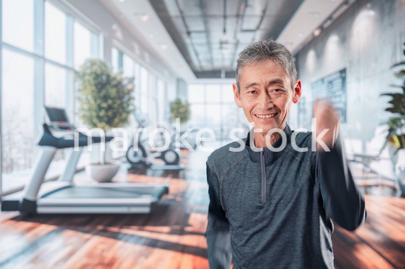 スポーツジムで運動をするシニアの男性