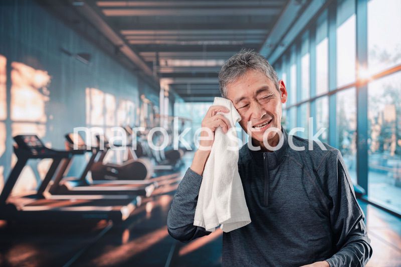 スポーツジムで運動をするシニアの男性