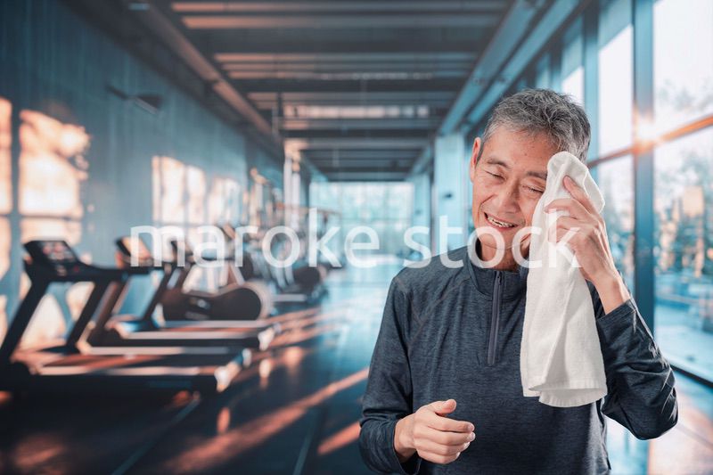 スポーツジムで運動をするシニアの男性