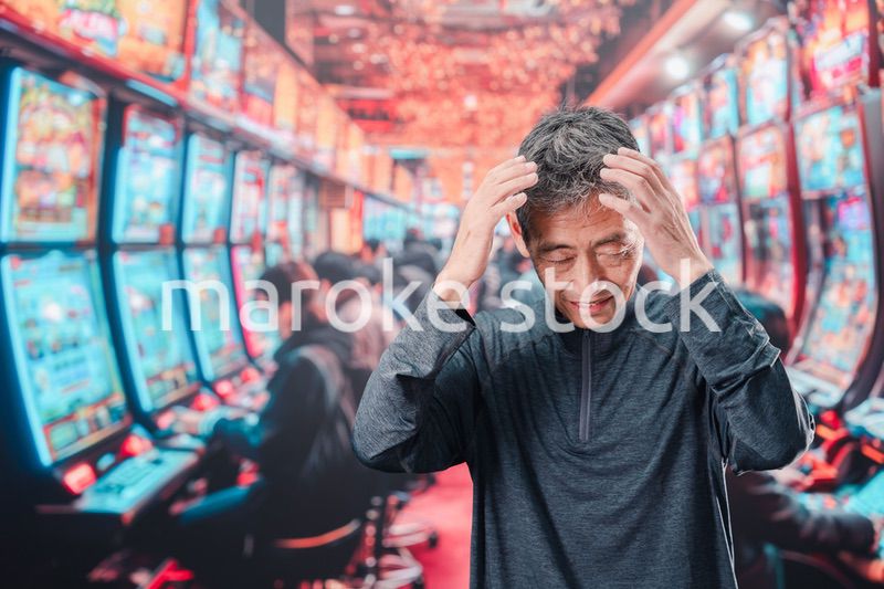 パチンコ店にいるシニアの男性