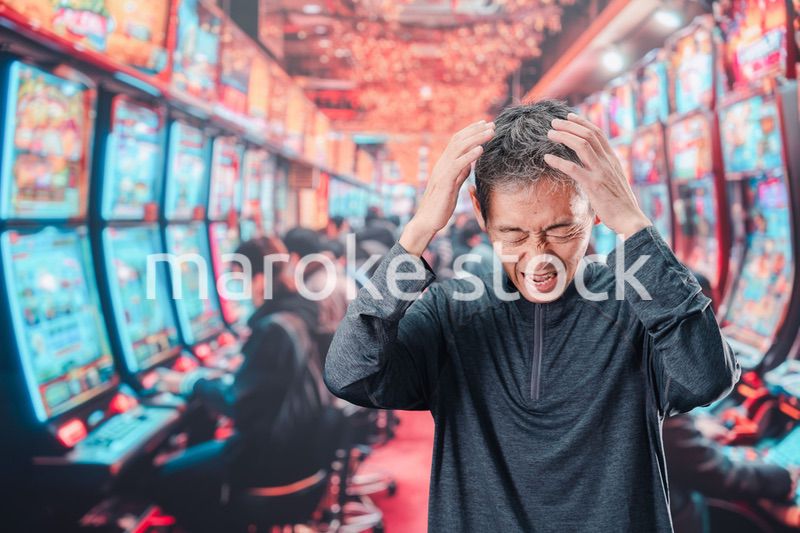 パチンコ店にいるシニアの男性