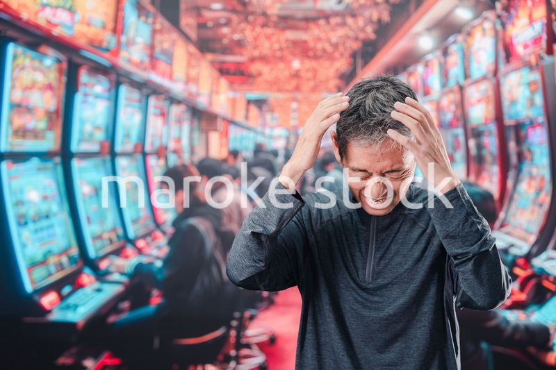 パチンコ店にいるシニアの男性