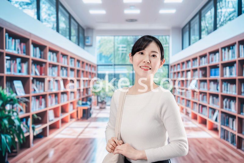 書店・図書館で過ごす若い女性