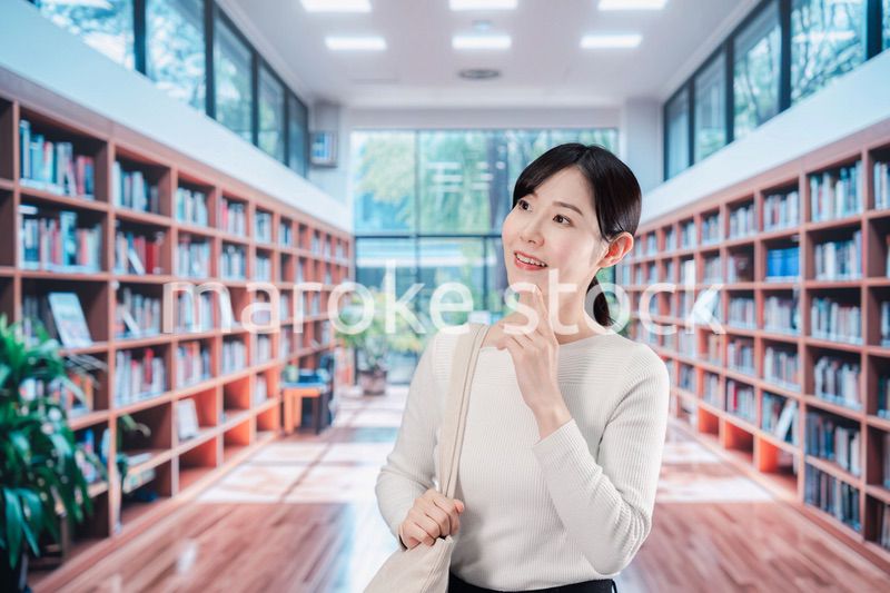 書店・図書館で過ごす若い女性