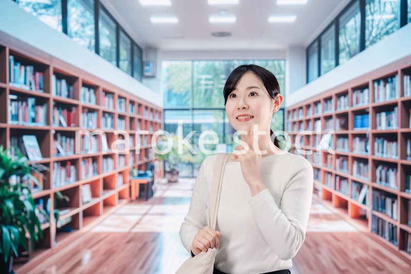 書店・図書館で過ごす若い女性