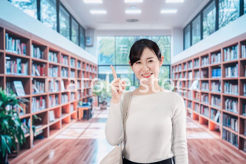 書店・図書館で過ごす若い女性