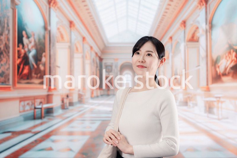 美術館を見学する若い女性