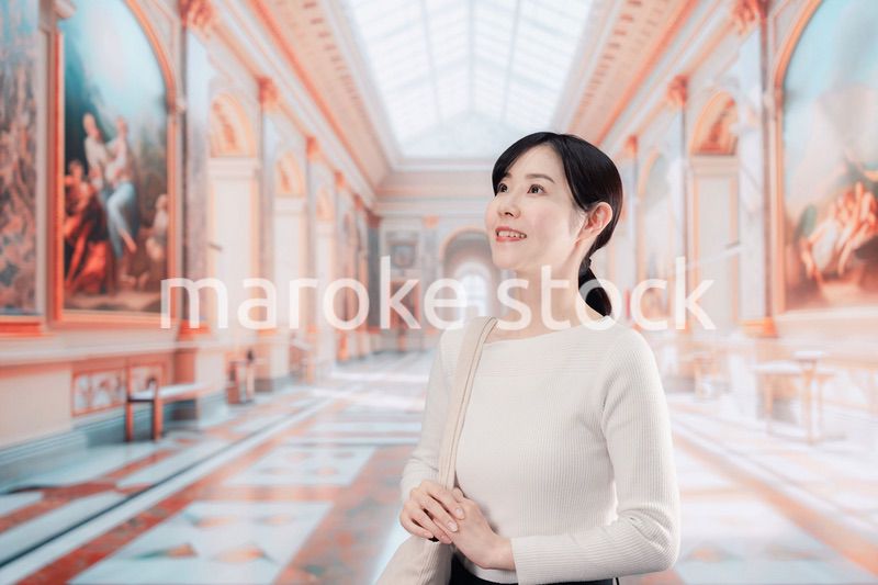 美術館を見学する若い女性