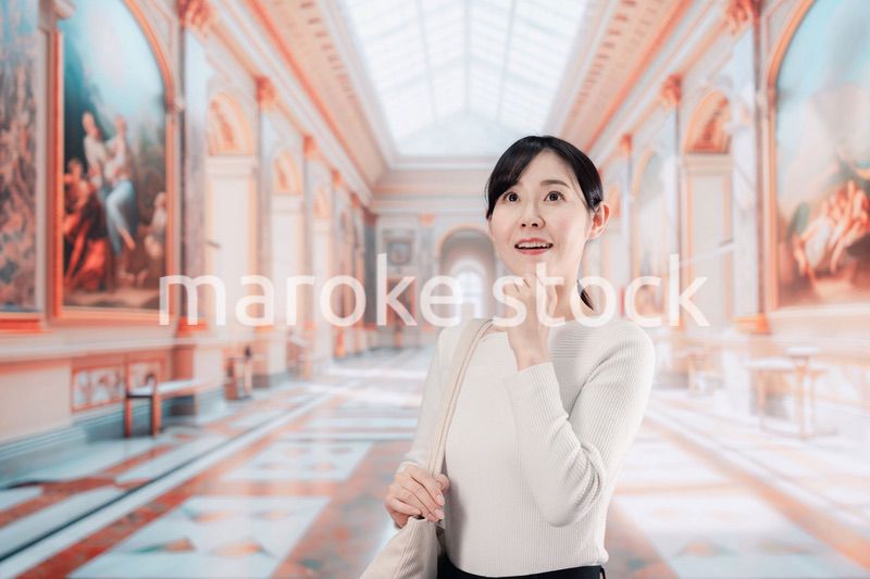 美術館を見学する若い女性