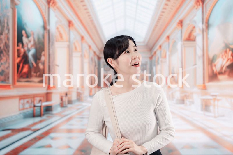 美術館を見学する若い女性