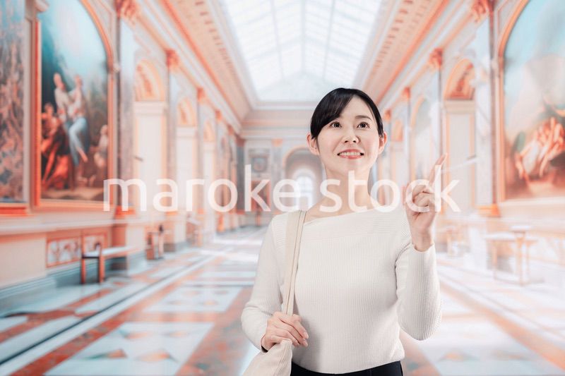 美術館を見学する若い女性