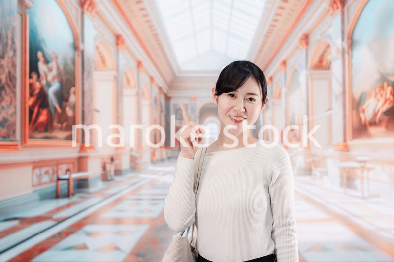 美術館を見学する若い女性