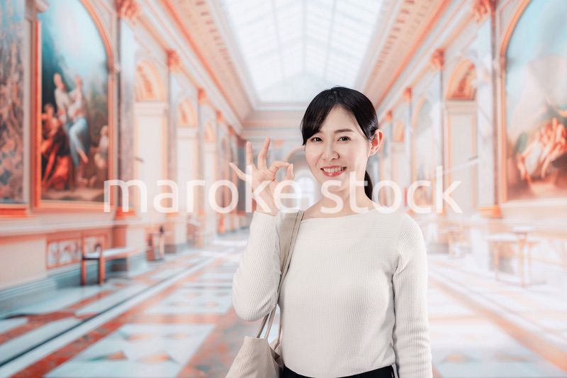 美術館を見学する若い女性