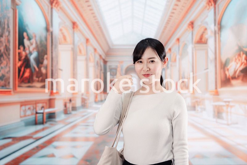 美術館を見学する若い女性