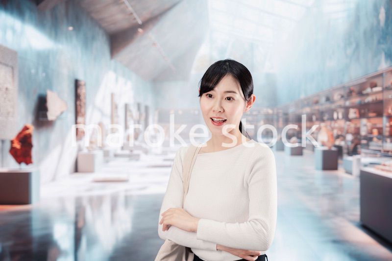 博物館を見学する若い女性
