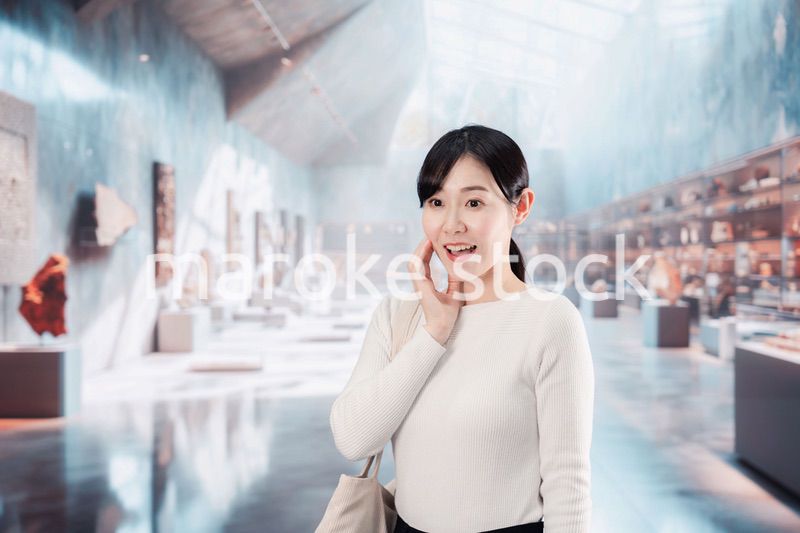 博物館を見学する若い女性