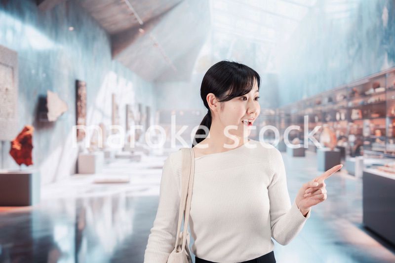 博物館を見学する若い女性