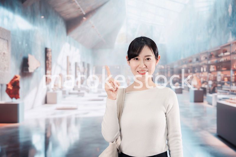 博物館を見学する若い女性