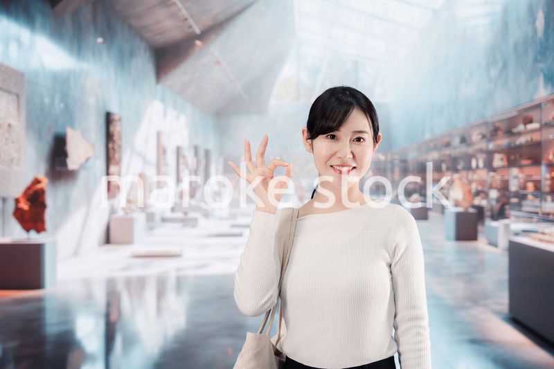 博物館を見学する若い女性