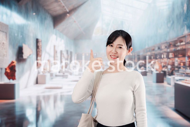 博物館を見学する若い女性