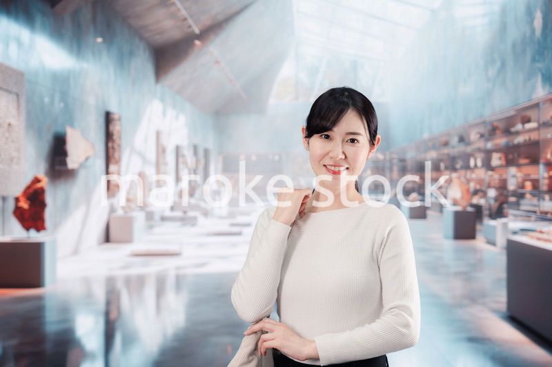 博物館を見学する若い女性