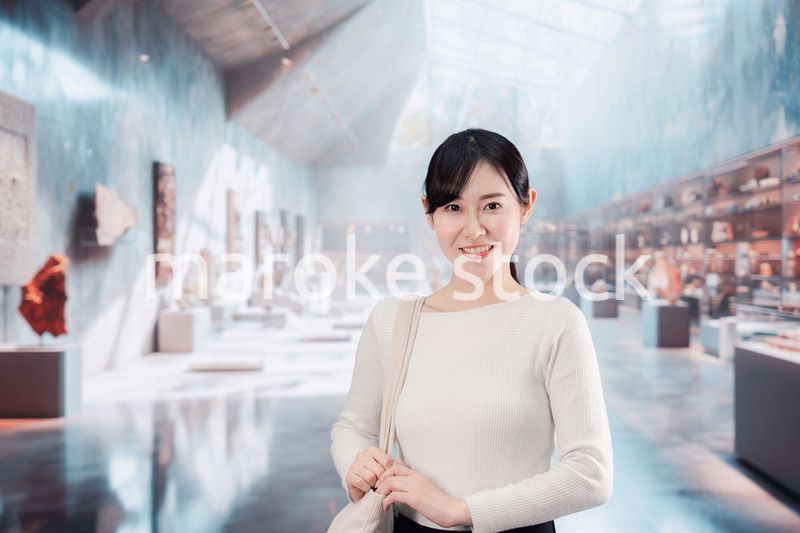 博物館を見学する若い女性