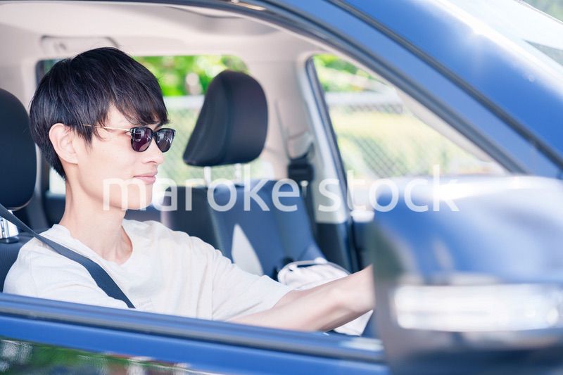 車のドライブを楽しむ若い男性