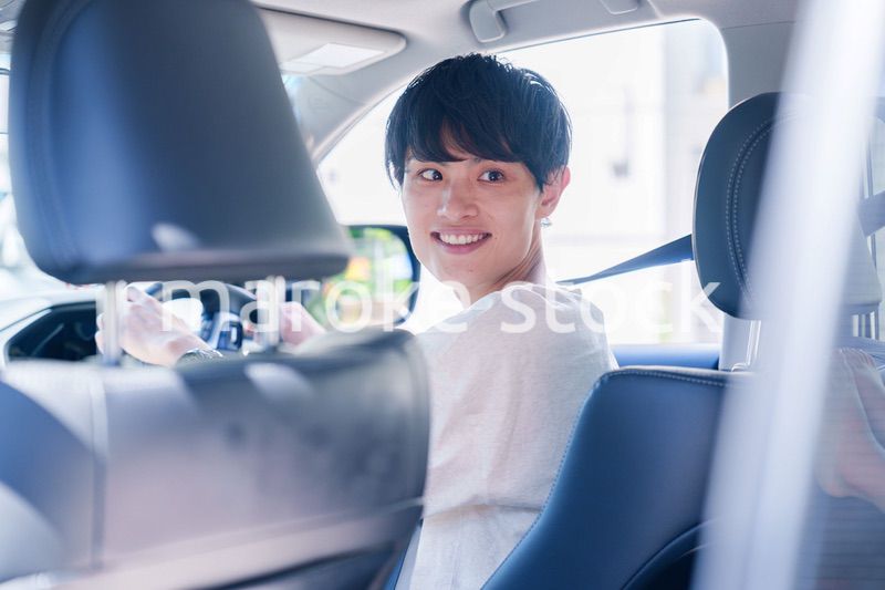 車のドライブを楽しむ若い男性