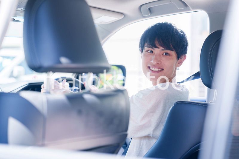 車のドライブを楽しむ若い男性