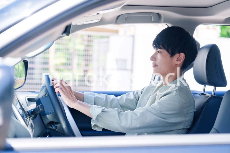 車のドライブを楽しむ若い男性