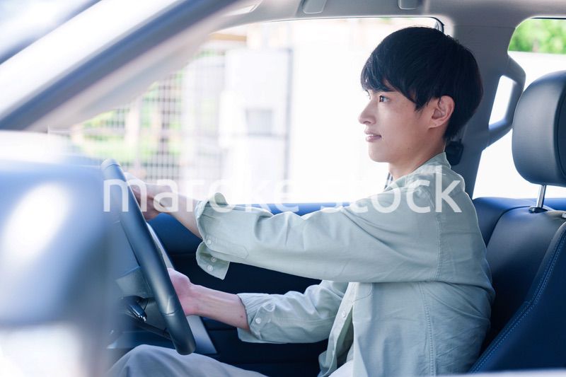 車のドライブを楽しむ若い男性