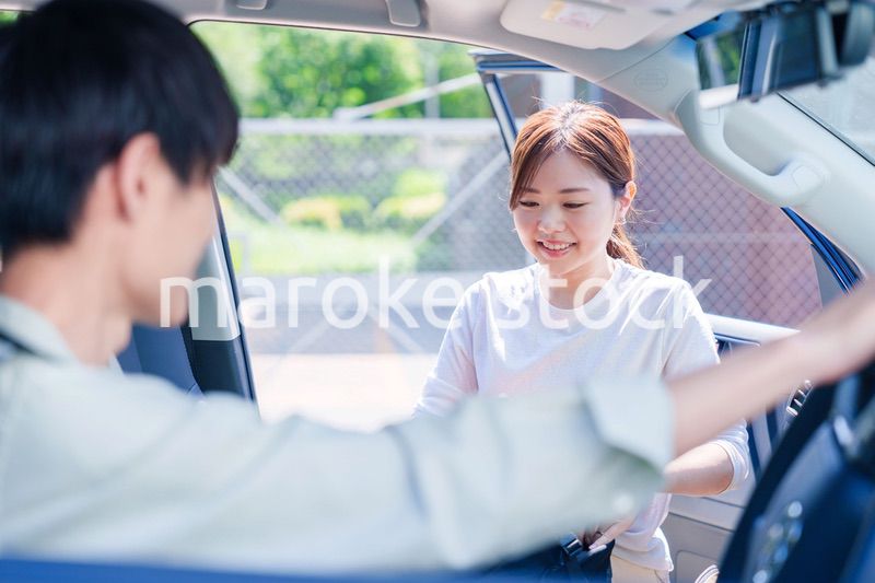 車で妻を送る若い夫