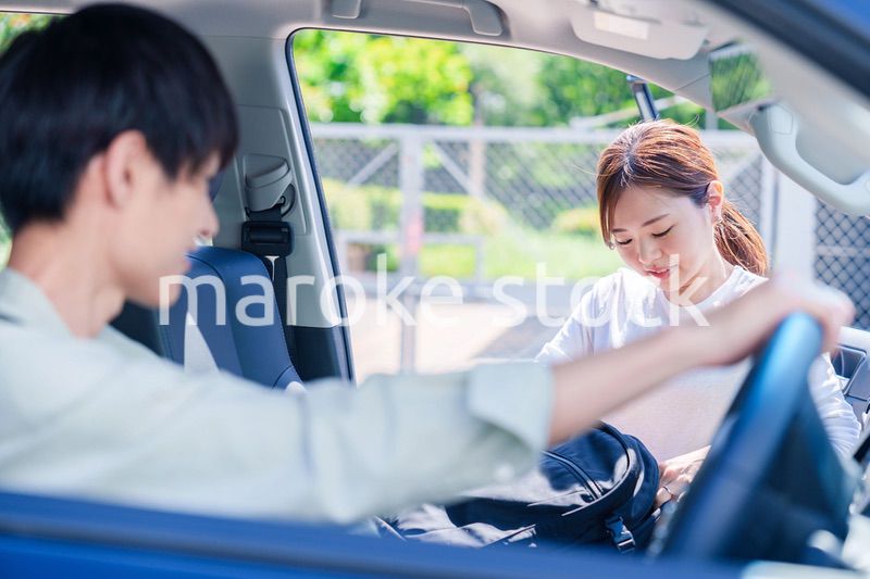 車で妻を送る若い夫