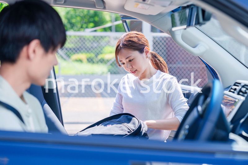 車で妻を送る若い夫