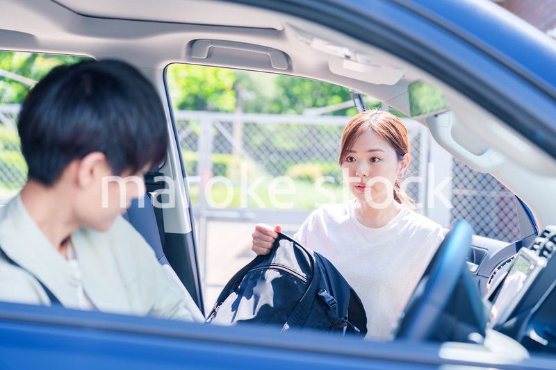車で妻を送る若い夫