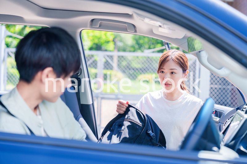 車で妻を送る若い夫