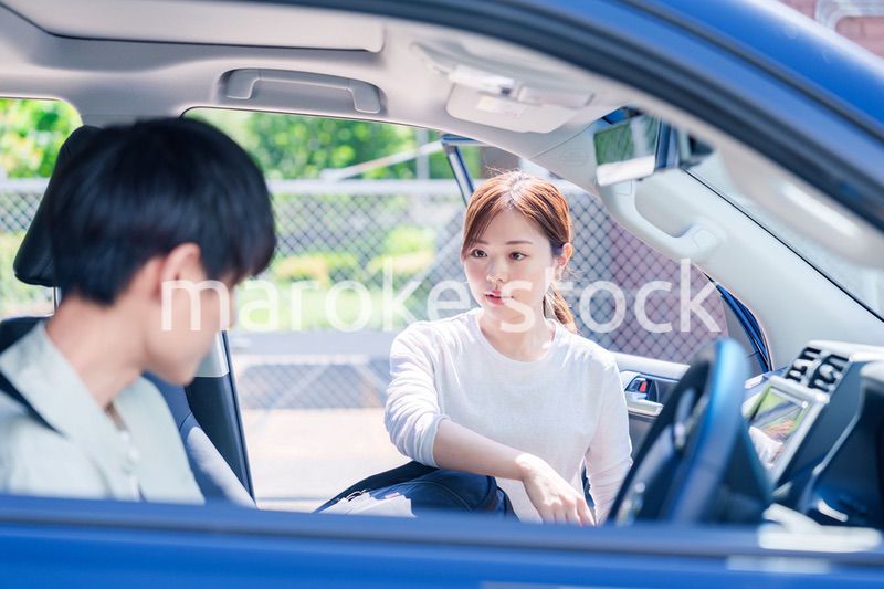 車で妻を送る若い夫