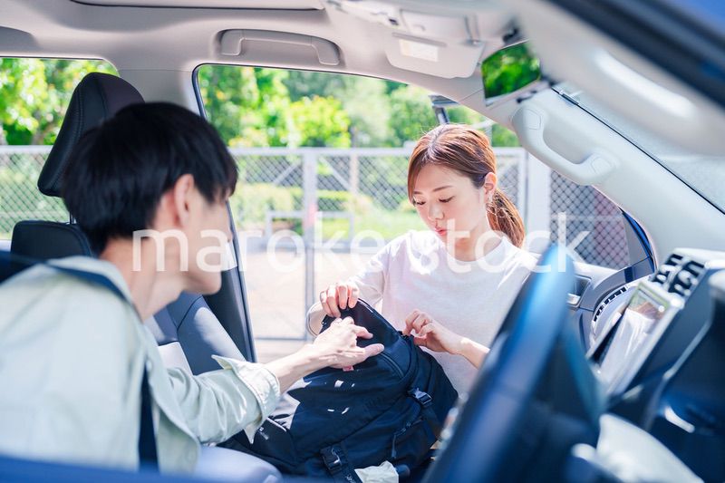 車で妻を送る若い夫