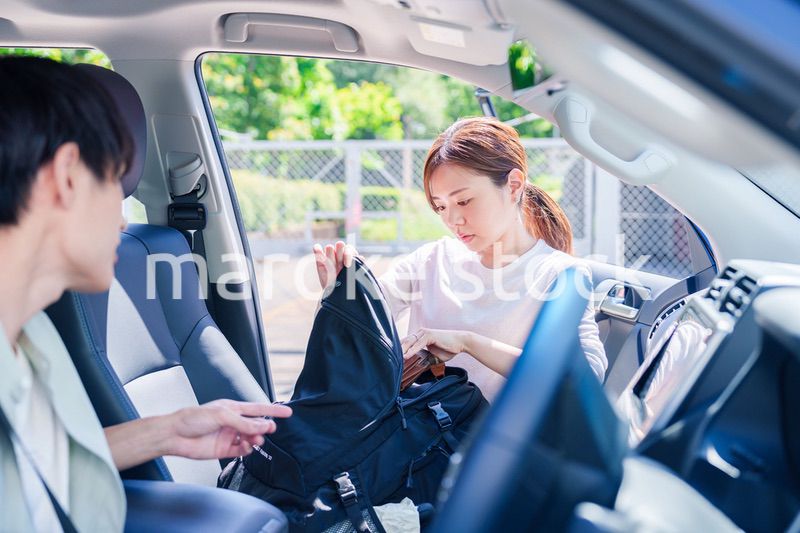 車で妻を送る若い夫