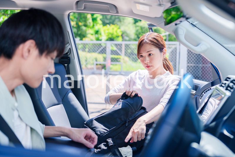 車で妻を送る若い夫