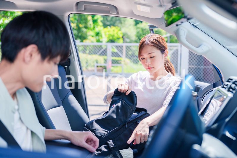 車で妻を送る若い夫