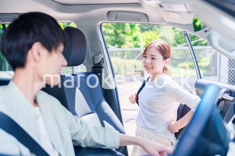 車で妻を送る若い夫