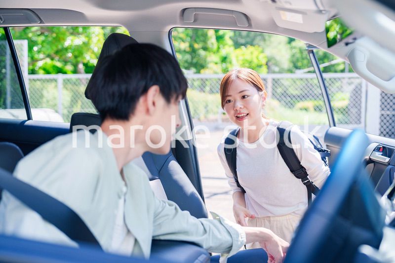 車で妻を送る若い夫