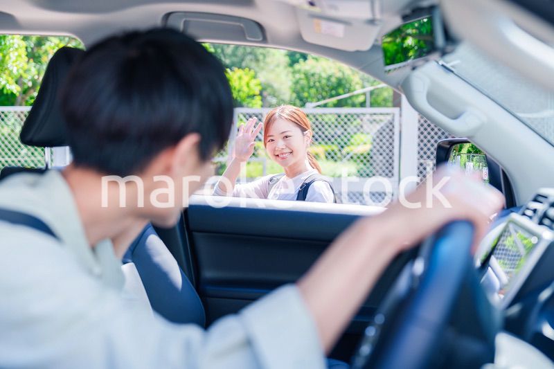 車で妻を送る若い夫